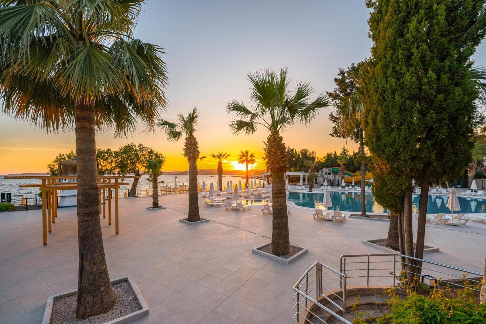 Labranda Tmt Bodrum Ngoại thất bức ảnh Sunset at the beach of the hotel