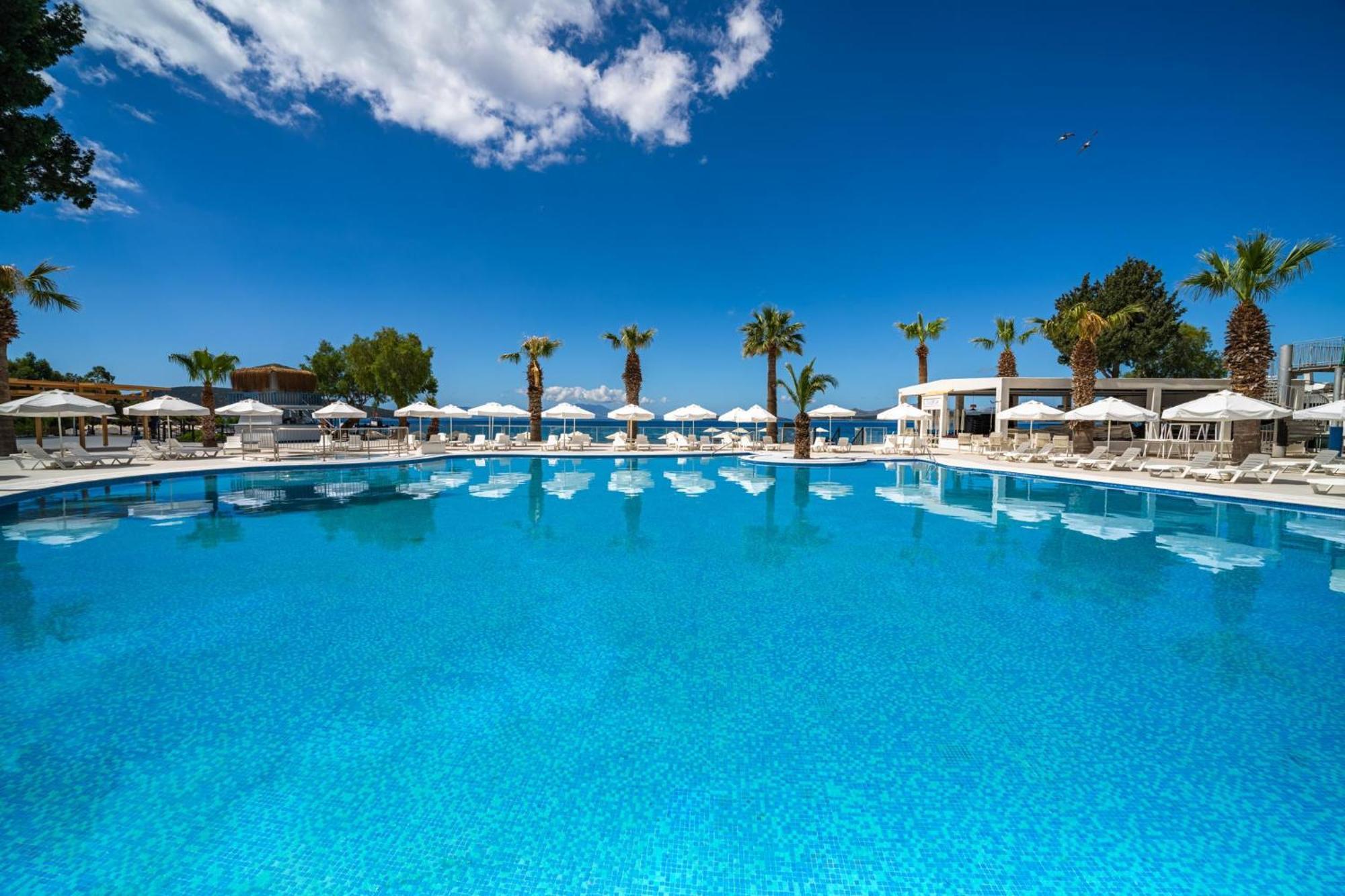 Labranda Tmt Bodrum Ngoại thất bức ảnh The swimming pool at the hotel
